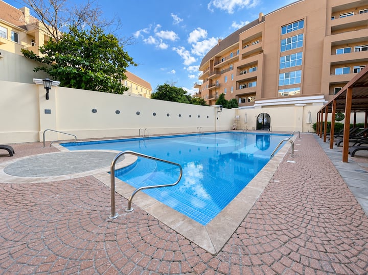 Pool, Bright and Cozy